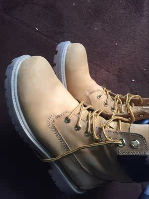 特意穿了好几天才来评价，真的很不错，算是性价比最高的大黄靴，原来也买过踢不烂的大黄靴，说实话，有些不合中国人的脚型，不是太舒服，而且质量不值那个价格。在客服指导下买的号码很合适，客服的服务态度很不错，是个做品牌做大项目的态度，鞋子做工很好，缝线结实无瑕疵，走路舒服有气质，皮子也是真的，昨天好奇心突发试了下确实真防水。写这么多是因为真的觉得在现在用心用品牌做鞋子的企业太少了，都在炒作营销，在这样的大背景下找到个良心企业应该支持，还回来买鞋子的，希望西瑞设计出更时尚有品味的鞋子。2017，愿一切都更好。