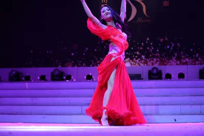 演出服特别大气，舞台效果也很好，穿着比赛上台很不错，超喜欢，价钱也不贵，五星好评啦?????