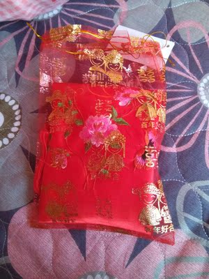 对于这样的价格，质量还是很好的，╭(╯&epsilon;╰)╮其实每个女人都有变坏的潜质。时不时搞点小浪漫还是可以的。嘻嘻，2月14号要给老公一个惊喜，O(&cap;_&cap;)O羞羞╭(╯&epsilon;╰)╮ 很喜欢，很细心的店家，还给写了贺卡，祝店家生意兴隆，