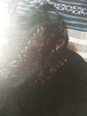 不太会照相，大家将就看看。本来想穿着照，家里一直有人不方便。很性感，肩部的设计正好把手臂上最肉的地方遮住。买过无数次了，内衣内裤，睡衣，强烈推荐像我这种肉肉的，又想性感的！