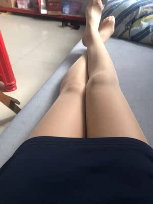 够薄 摸着也舒服 忽略我的小黑腿 😄😁 够薄 摸着也舒服 忽略我的小黑腿 😄😁