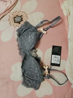 美到爆！这一款比黑色的更好看，修饰胸型更好（可能因为没胸&hellip;&hellip;）蝴蝶结超可爱蕾丝边超级性感哟～