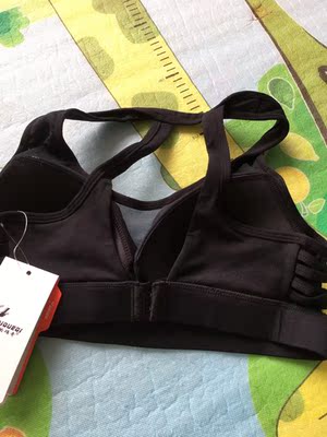 内衣质量很好，胸垫是不可拆卸的，可能尺码我穿有点松，不会勒，没有紧绷感。但是防震一般般，洗了不掉色。