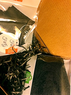 包装很好~服务卡和包装盒都很有质感。。。蕾丝的面料舒适度也还可以~只是不知道是因为蕾丝花纹的不同~还是因为款式的不同,两条手感略有差异,T-back那条略硬。。。不过就款式来说的确很棒~尤其是那条包臀款~真的很喜欢~洗后穿过会来追加评论~总体很好~好评!~ 包装很好~服务卡和包装盒都很有质感。。。蕾丝的面料舒适度也还可以~只是不知道是因为蕾丝花纹的不同~还是因为款式的不同,两条手感略有差异,T-back那条略硬。。。不过就款式来说的确很棒~尤其是那条包臀款~真的很喜欢~洗后穿过会来追加评论~总体很好~好评!~