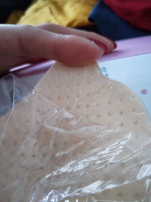 感觉上胶很差。觉得硅胶的太重才买的这个，可是摸起来黏腻感很重，胶很不平整的那种，感觉就是一次性的。之前买过这家的内衣套装觉得还可以才买的这款，感觉很不好