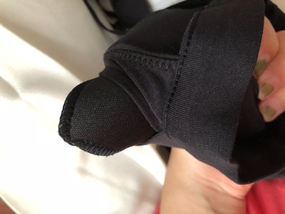 跟预期的不太符合，有点失望&hellip;买了两件，一件先发另外一件后来发的&hellip;然后发现两件里面的海绵不一样&hellip;蓝色款的不封边，黑色款的封边&hellip;客服说是新款&hellip;而且我自己感觉海绵质量不太好，一般般&hellip;不太符合她的价格，不太满意&hellip;关键我洗了一件蓝色的内衣，收的时候发现在阳光下闪亮光？？？是在里面加荧光剂了？？？？一脸懵逼&hellip;拍了一张室内的&hellip;感觉怪怪的&hellip;本来也买了内外的，虽然差了20，但感觉内外的好多了&hellip;推荐你们还是买内外的！