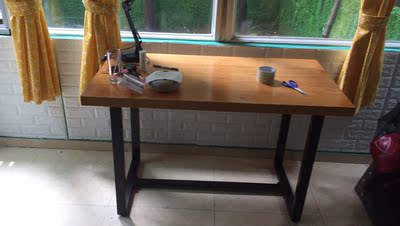 是实木的,重量很扎实。很有质改,整体很漂亮,还有顺丰快递非常好。搬到家里来了 是实木的,重量很扎实。很有质改,整体很漂亮,还有顺丰快递非常好。搬到家里来了