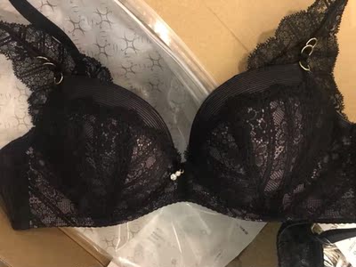 内衣收到后就试穿了一下 真的很舒适 而且也很聚拢 穿在身上感受真的很不错 满分满分