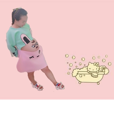 衣服收到了，有一种淡淡的香味，立马让老公帮我拍了，30周了，去摄影店拍太累太辛苦啦。就让老公在家帮我拍了，然后自己后期又抠图换上其它背景，效果很好，特别好看。大爱。