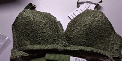 内衣很快就到啦。一起买了两件。都好喜欢。以前总是买黑色或者肉色。这次想换换风格。绿色我觉得比图片要绿一些。但是还是很好看很喜欢。蕾丝也不扎肉。薄款十分适合夏天。豆沙粉这款也可以说很好看穿上很合身了。总之满意。会回购的。