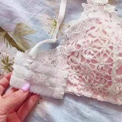 文胸真的很不错 摸上去手感很好 软软的 后面美背很洋气夏天穿漏背装 或者网眼衣服 特别好看 前扣设计非常方便 总体来说很不错