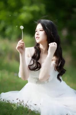 快递到的真及时，客服一直很耐心帮我催，都怪自己想省钱没听客服的发顺丰，还好赶上了，这两天就要拍婚纱照了。老公给我买的抹胸的婚纱，所以化妆师让我买个胸贴，婚纱店里的太贵了，所以我就自己在网上买了。看了好多家便宜点的，可是都不敢买，毕竟结婚嘛，万一出点差错粘不住就不好了，就选了家贵点的，带了一天，外景又累又热，拿下来的时候胸部全是汗，居然都没有掉下来，真的要谢谢老板，产品很良心！