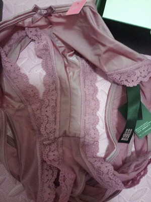 老板，你家的内裤很好看，质量也可以，买过2次了，我平时也健身，但是提个意见，裆能不能宽一点，勒的小妹妹太疼了，就这点非常不好，希望老板能改善一下这个问题。