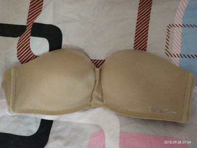 好评，做活动的时候买划算。喜欢安莉芳的内衣，穿过第一次，别家的都扔了。💝这款特意买了搭配一字肩的裙子，不用肩带也不会掉。但是对小胸来说，薄了点。💔