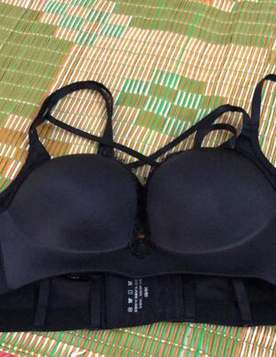 可能我们之前买东西的方式都不对，现在才知道有【很合适】这个v.x公.中.号的东西，买东西都可以找他领倦卷。好喜欢，好性感的内衣，穿起来还有型很舒服！，真的挺厚哈，不过穿着比较性感就留下了。内衣码数很正，而且材质很舒服，物流挺快的