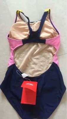 泳衣整体还是不错的，就是码子小得很，买的最大码18的，92斤穿上勒得很，不舒服。本想退货的，看衣料蛮好的就没退，应该买分体式的，可能就不存在小了的状况。原本想找个机会去学游泳才买的，到今天也没能如愿，所以泳衣也放在一边了