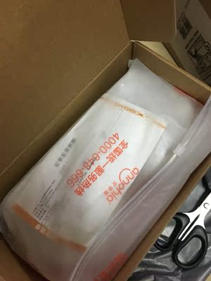 包装挺好的，盒子外边还有外包装袋，可以说是非常棒了。快递也很给力，还在客服那儿领了二十块的优惠券，我觉得十分十分十分十分划算，这个价格已经很亲民了。收到快递第一件事当然是拆开啊，拆开盒子里面还有一个包装袋，然后内衣也摆放整齐没有破损，然后这个好像都是纯棉的内衣内裤，内衣里面好像塞了海绵，买的时候没注意，摸的时候感觉下面很厚，上面挺薄的，而且有聚拢的效果感觉🌚好了就这样了，可以入手