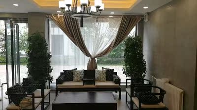 沙发很漂亮，第一次看上这个款式就喜欢上了。做工很细致，质感很不错。特别是油漆做的非常有感觉。十分满意。