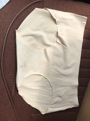 快递挺快，东西挺好，都是独立包装，感觉就有点品质感，东西摸起来手感也不错。