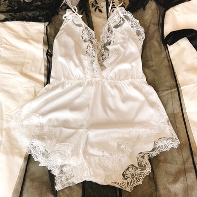 宝贝，质量特别好，非常满足我的期待。 轻薄透气适合夏天。样子也是非常的时尚。卖家还专门贴心的，送了小礼物。还送了专门装内衣的袋子。看上的姐妹不要犹豫了，快下手吧。