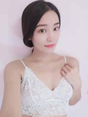 纠结了一下最后买了白色的，收到穿上挺满意的，白色穿起来显白，清纯，材质舒服，蕾丝部分也是软软的。