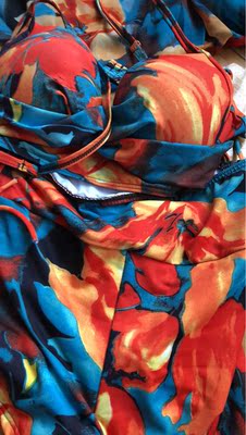 衣服和泳裤不一样颜色，不好看