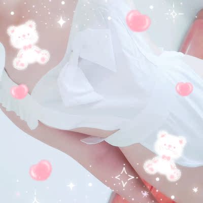 白嫩嫩的，穿起来像个少女一样