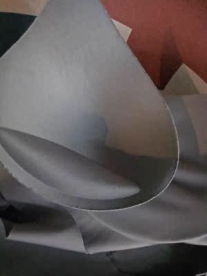 内衣真的很舒服，一直担心这种没有钢圈的文胸会不适合大胸妹子，但是试穿之后效果真的出乎自己的意料，真的超级舒服，没有钢圈质感特别丝滑，而且是无痕的，有副乳的妹子不要担心会勒出肥肉，很适合这个季节穿的一款藏肉神器，强烈安利有肉肉的妹子种草，因为真的很舒服，里面的垫子也可以拆卸的！太舒服了喜欢。