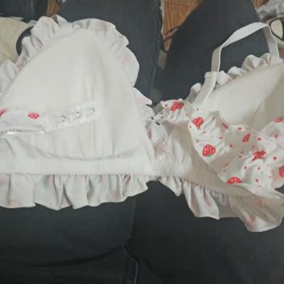 胸大的女生不太推荐买..有种穿泳衣跟小时候穿小背心的感觉 扣子松紧部分太松了 其他都挺好 内裤很可爱 很少女