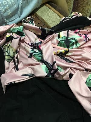 衣服面料不错,穿着上身效果很好,很显气质身材的,刚又下了一套 衣服面料不错,穿着上身效果很好,很显气质身材的,刚又下了一套