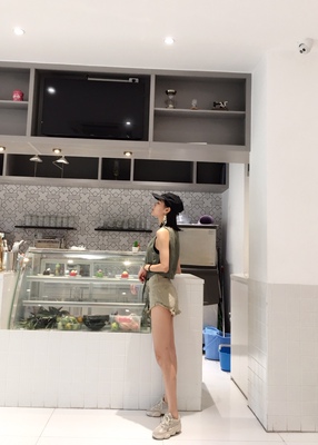 忒性感的裤子，是我喜欢的风格，大爱这家店呢，质量做工也不错，衣服还挺特别的，基本不会撞，一百分