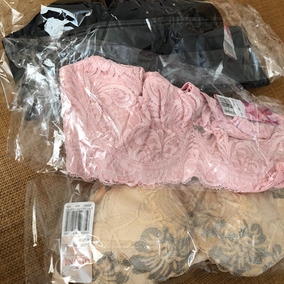 最最最差的一次网购，压变形了，快递把我东西不知道送哪去了，让卖家查下，还叫我自己去找，服务态度超级差，最后还是我自己找回来的，真心无语😓