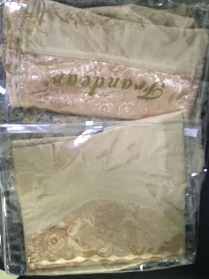 三件套真的很好，面料好，试穿了下，非常有型。把原有的肉肉都包进去了