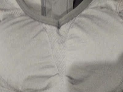 内衣面料很好，没有异味，摸着很舒服，有弹性，做工很好很精致，没有色差，款式漂亮，简单优雅大方时尚，尺码标准，穿上特别舒适，都感觉自己没有在穿内衣了透气性好，而且没有束缚的感觉、一次买了两个，很喜欢，推荐给朋友了，这件内衣真的很适合运动穿，真的很舒适，而且价格也很实惠，真心喜欢，超满意的一次购物，给一个大大的好评。