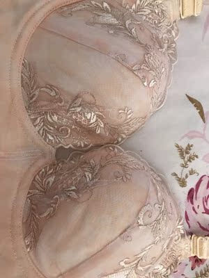 宝贝看上去和以往买的一样，今天穿戴上才发现一个圈大一个圈小，两面不对称，这事啥情况。看上去真不是正品夏娃之秀。有图为证。大家请看图