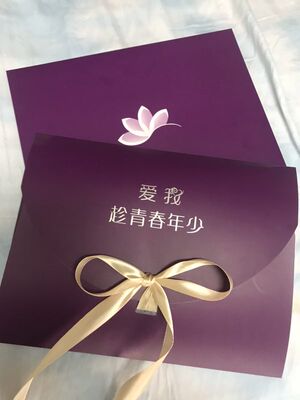 很可爱，穿起来粉嫩粉嫩，很有质感，很高档，包装特别高大上，第一次见到这么漂亮的包装