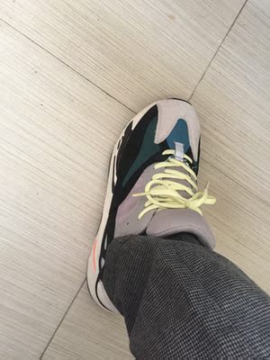 鞋子穿着不是很舒服,有点挤脚,最不能接受的就是鞋底基本没有什么摩擦力,踩在地板上随时会滑倒的那种,真的是很影响行走,还不如那种一百块的鞋子,不知道卖家自己有没有试过,反正我感觉是被坑死了。 鞋子穿着不是很舒服,有点挤脚,最不能接受的就是鞋底基本没有什么摩擦力,踩在地板上随时会滑倒的那种,真的是很影响行走,还不如那种一百块的鞋子,不知道卖家自己有没有试过,反正我感觉是被坑死了。