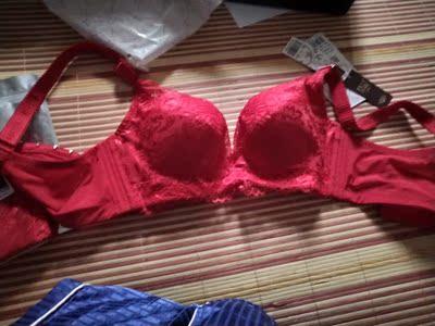 面料还好吧,一分钱一分货。洗了有点掉色 其他还好。 面料还好吧,一分钱一分货。洗了有点掉色 其他还好。