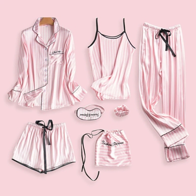 束发带，眼罩，长袖，吊带，长裤，短裤，一次性全购齐了，还有个可爱的收纳袋，真是超级贴心，料子滑滑的，很舒服。