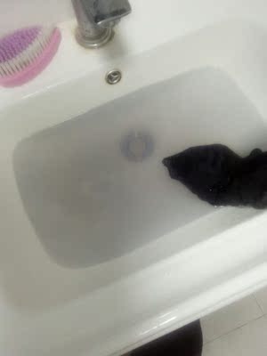 内衣褪色，要买的还需多考虑一下，拍的不太清楚