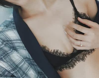 在这家买了薄的内衣之后，我就没有买过厚的内衣了，薄的内衣穿起来真的太舒服了，这家很多都是薄的，太喜欢了，这款的睫毛蕾丝很好看