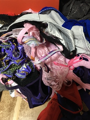 东西质量超好，裤腰弹力很大，皮筋是好质量的，不像别人家的，没弹力，还会买的，谢谢卖家的赠品都那么好！