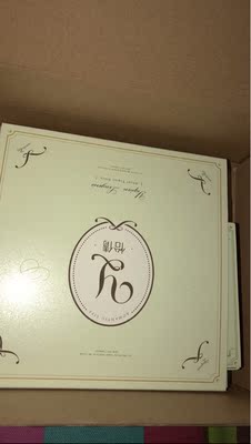 因为胸比较大，所以想买超薄内衣希望不那么显胸，之前买了白色的，穿起来真的不那么显胸，就是有点下垂，附乳也包不起来，建议不要经常穿这种。性价比很高，客服服务态度还可以，发货速度非常快，包装非常仔细、严实，物流公司服务态度很好，运送速度很快，很满意的一次购物，以后还会继续在这家店买的。