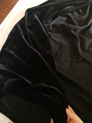 面料柔软，很显瘦，很显身材