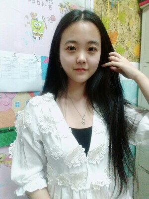 刚拿到就穿了  很好看 。纱裙 贴身穿很舒服 外面小花朵装饰是立体的 设计很好看 侧边有拉链 我刚穿还以为是直接套的 哈哈哈 等夏天到了啦 就去水上乐园