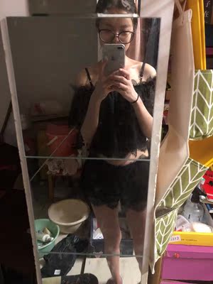 很不错的一款睡衣，蕾丝部分很柔软挺舒服，衣服上身很有感觉，穿起来非常的性感又迷人，诱惑力十足，不过当家居服外穿也是没问题的，值得购买。