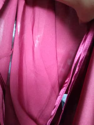 实物颜色色差比较大,确实是酒红色,比这个张图颜色浅(我用了滤镜,为了更接近原色奈何就是没有合适的滤镜)比第二张图颜色深,比第三张图浅,第四张图是卖家图,衣服挺薄的,丝滑度一般,毕竟一分钱一分货,这个质量已经不错了,看第一张图就能看出来没有多余线头,针脚很工整,好评 实物颜色色差比较大,确实是酒红色,比这个张图颜色浅(我用了滤镜,为了更接近原色奈何就是没有合适的滤镜)比第二张图颜色深,比第三张图浅,第四张图是卖家图,衣服挺薄的,丝滑度一般,毕竟一分钱一分货,这个质量已经不错了,看第一张图就能看出来没有多余线头,针脚很工整,好评