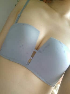 内衣版型很不错，穿上来特别舒服，也不会往下掉，很好，内衣质量蛮不错的，料子非常舒服，特别适合贴身穿，收到以后试下下，聚拢效果挺不错，款式也很好看，很有聚拢性，这个价格买到太实惠了，如果有需要，我一定还会在来买，可以穿宽松点的衣服，也不用担心会露出来，太喜欢了，和描述的一致，满意，这款内衣最让人满意的地方就是一点不下滑，而且下水以后也没有褪色跟变形，值得购买～