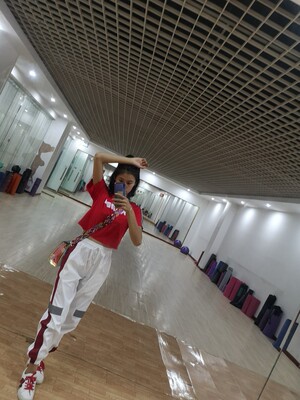 还不错有点一点点褪色，不要和浅色衣服就好质量还是不错的