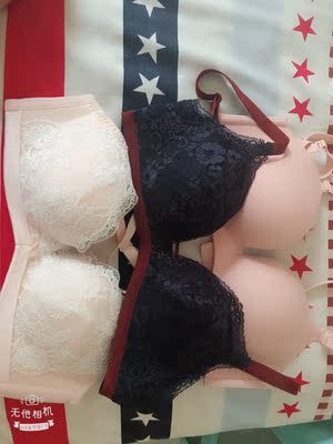新款上新就拍了，九月份才给发货，不过拍的时候卖家有备注，反正也不着急穿，老公说这款比之前的款显胸圆哈哈哈，笑死我了，内衣不错，就是没看到套装只买了文胸，卖家还送了文胸洗护袋，买了很多次第一次收到小礼物，不错不错